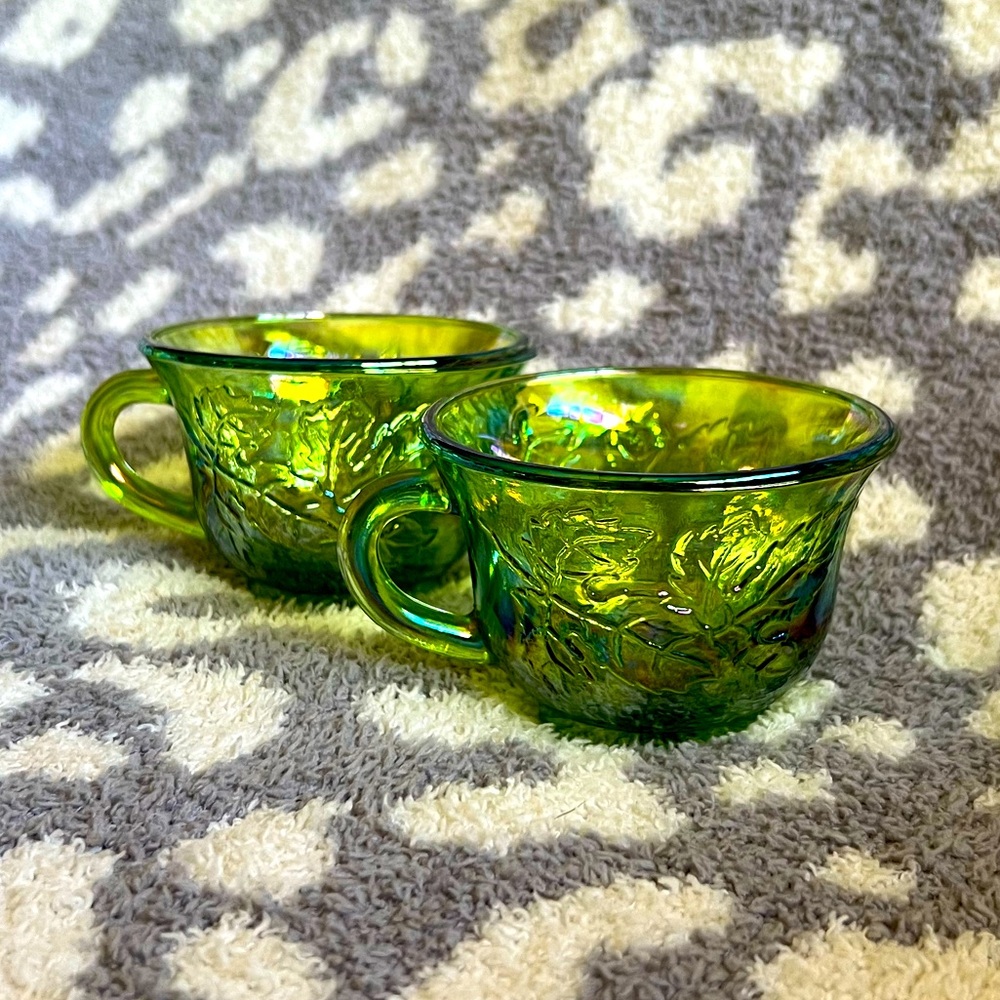 Set of two carnival glass tea cups💚